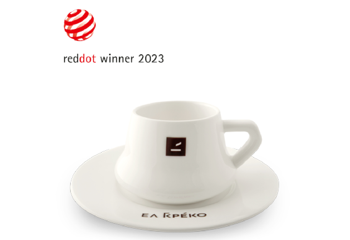 παρουσιάζεται η κούπα με το βαβείο REDDOT WINNER 2023.